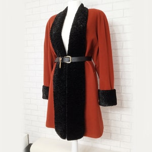 Vintage, exclusivo, elegante abrigo rojo foxy de cachemira de lana de los años 70/80 con piel sintética negra de tamaño universal, Blarney, rojo oxidado, de longitud media