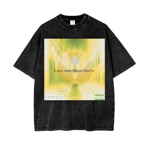 Puede incluir: Camiseta negra con un gráfico amarillo y verde del interior de una iglesia. El gráfico tiene el texto "LUCK INBETWEEN DEATH" y "PRYER" en la parte inferior. El texto "PARENTAL ADVISORY" está en un cuadro verde en la parte inferior derecha.