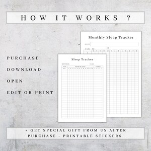 K&ouml;nnte beinhalten: Zwei druckbare Schlaftracker mit Rasterlayout zur Verfolgung von Schlafmustern. Der Text "HOW IT WORKS?" steht oben, mit den Anweisungen: "PURCHASE, DOWNLOAD, OPEN, EDIT OR PRINT." Der Text "+ GET SPECIAL GIFT FROM US AFTER PURCHASE - PRINTABLE STICKERS" steht unten.