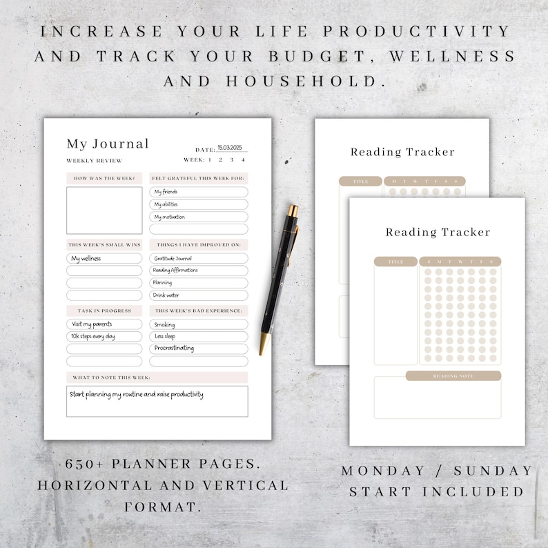 Op de afbeelding: Een planner met een wekelijkse review, leestracker en ruimte voor notities. De planner bevat 650+ pagina's, horizontale en verticale formaten en een maandag/zondag start. Een gouden en zwarte pen ligt op de pagina's.