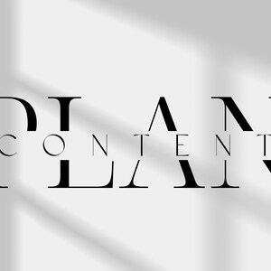 K&ouml;nnte beinhalten: Schwarzer Text "PLAN CONTENT" auf wei&szlig;em Hintergrund. Die Schriftart ist fett und stilisiert. Das Bild hat einen Schatteneffekt, der dem Design Tiefe verleiht. Die Gesamt&auml;sthetik ist minimalistisch und modern.