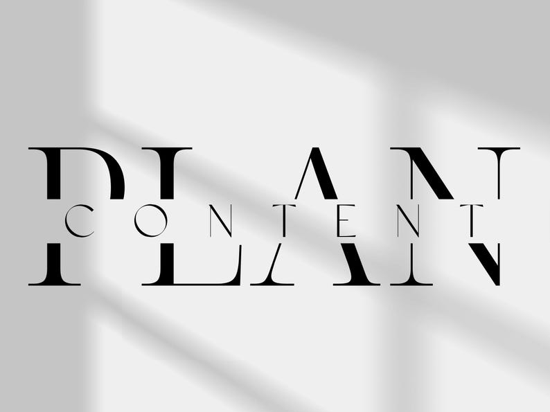 K&ouml;nnte beinhalten: Schwarzer Text "PLAN CONTENT" auf wei&szlig;em Hintergrund. Die Schriftart ist fett und stilisiert. Das Bild hat einen Schatteneffekt, der dem Design Tiefe verleiht. Die Gesamt&auml;sthetik ist minimalistisch und modern.