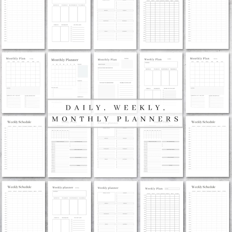 Op de afbeelding: Een verzameling afdrukbare plannerpagina's in zwart en wit. De pagina's bevatten dagelijkse, wekelijkse en maandelijkse lay-outs. Tekst op de pagina's luidt "Daily, Weekly, Monthly Planners".