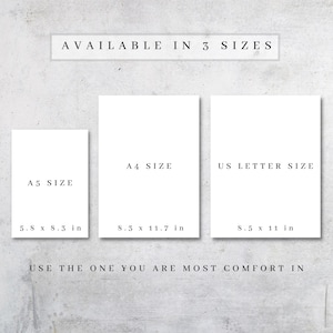 Op de afbeelding: Drie witte papierformaten worden getoond: A5 (14,7 x 21,1 cm), A4 (21,1 x 29,7 cm) en US Letter (21,6 x 27,9 cm). De tekst hierboven luidt "AVAILABLE IN 3 SIZES". De tekst hieronder luidt "USE THE ONE YOU ARE MOST COMFORT IN".