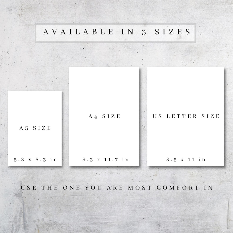 Op de afbeelding: Drie witte papierformaten worden getoond: A5 (14,7 x 21,1 cm), A4 (21,1 x 29,7 cm) en US Letter (21,6 x 27,9 cm). De tekst hierboven luidt "AVAILABLE IN 3 SIZES". De tekst hieronder luidt "USE THE ONE YOU ARE MOST COMFORT IN".
