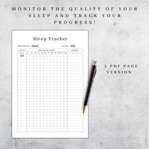 K&ouml;nnte beinhalten: Ein wei&szlig;es Schlaftracker-Blatt mit dem Titel "Sleep Tracker" und dem Text "&Uuml;berwachen Sie die Qualit&auml;t Ihres Schlafs und verfolgen Sie Ihre Fortschritte!" Ein schwarzer Stift mit goldenen Akzenten liegt auf der rechten Seite des Blattes. Das Blatt ist datiert M&auml;rz 2022.