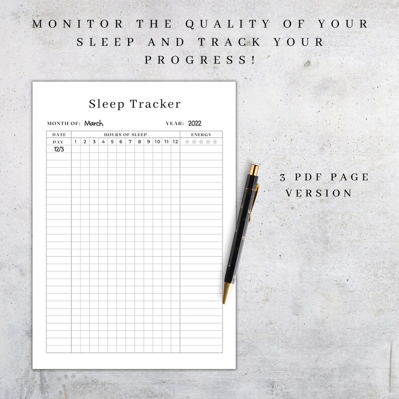 K&ouml;nnte beinhalten: Ein wei&szlig;es Schlaftracker-Blatt mit dem Titel "Sleep Tracker" und dem Text "&Uuml;berwachen Sie die Qualit&auml;t Ihres Schlafs und verfolgen Sie Ihre Fortschritte!" Ein schwarzer Stift mit goldenen Akzenten liegt auf der rechten Seite des Blattes. Das Blatt ist datiert M&auml;rz 2022.
