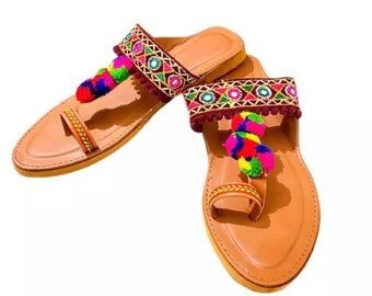 Latte-Kolhapuris Chaussures de mariage pour femmes, Chaussures indiennes et pakistanaises Kolhapuri, Sandales pour femmes faites main de style indien avec anneau d'orteil, Sandales ethniques