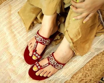 Rote Kolhapuri-Brautschuhe auf feinem Samtsockel, handgefertigte Kolhapuri-Brautschuhe für die Hochzeit, flache verzierte indische Braut-Sandale