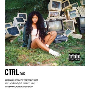 Könnte beinhalten: Eine Frau sitzt in einem Feld mit grünem Gras, umgeben von einem Stapel alter Computermonitore. Der Albumtitel "CTRL" und das Jahr "2017" sind unter dem Bild gedruckt. Das Albumcover trägt ein Warnhinweis für Eltern.