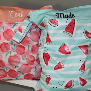Personalisierbares WetbagSet 30x40cm Nasstasche I Kita-Tasche Windeltasche Periodenunterwäsche I Geschenk Baby Schwimmbeutel wasserabweisend
