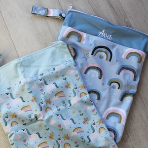 Personalisierbares WetbagSet 30x40cm Nasstasche I Kita-Tasche Windeltasche Periodenunterwäsche I Geschenk Baby Schwimmbeutel wasserabweisend