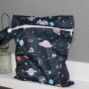 Personalisierbare Wetbag Planeten 18x25cm I Nasstasche I Windeltasche I Periodenunterwäsche I Schwimmbeutel atmungsaktiv und wasserabweisend