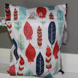 Personalisierbare Wetbag Federn 18x25cm I Nasstasche I Windeltasche I Periodenunterwäsche I Schwimmbeutel atmungsaktiv und wasserabweisend