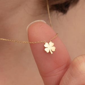14k 18k solid Gold vierblättriges Kleeblatt Halskette, Glücksbringer Anhänger, Minimalist Gold Shamrock, Glücksgeschenk, zierlicher Goldklee Schmuck