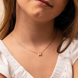Collar de oro macizo con inicial personalizado para niños • Dijes de letras y piedras de nacimiento de oro macizo de 14 quilates • Colgante de letras pequeño y lindo • Regalo para niños
