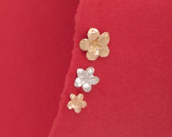 Clous d'oreilles fleurs en or véritable 14 carats 18 carats • Boucles d'oreilles marguerites fleurs en or véritable • Boucles d'oreilles fleurs fines en or véritable • Cadeau d'anniversaire idéal pour enfants