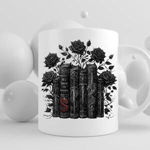Peut inclure: Mug en c&eacute;ramique blanche avec un motif de livres empil&eacute;s et orn&eacute;s, de roses noires et le texte "It's been my honor." Les livres pr&eacute;sentent des d&eacute;tails complexes et un "S" rouge sur une tranche.