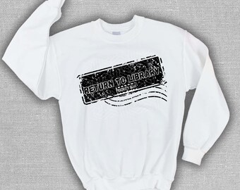 Könnte beinhalten: Weißes Sweatshirt mit einem schwarzen, rechteckigen Stempeldesign mit dem Text "RETURN TO LIBRARY" und "PRIORITY MAIL". Das Sweatshirt hat einen Rundhalsausschnitt und lange Ärmel. Das Design ist abgenutzt.