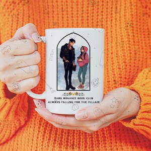 Op de afbeelding: Witte keramische mok met een zwart-witte illustratie van een stel. De tekst op de mok luidt "Dark Romance Book Club Always Falling For The Villain."