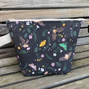 Fladdermöss, malar och nattblommor! Stickprojektväska, virkad påse med dragkedja, garnstrumpor