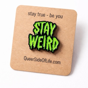 Stay Weird-Pin - Grün mit schwarzem Hintergrund
