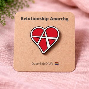 Relatie-anarchie hartspeld - Zwarte achtergrond - Relatie-anarchie badge - Cadeau - Polyamorie - Ontwerp van Andie Nordgren