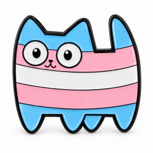 Op de afbeelding: Een katvormige emaille speld met een horizontaal gestreept patroon in lichtblauw, roze en wit. De kat heeft grote, ronde witte ogen met zwarte pupillen, een kleine zwarte neus en een mond, allemaal omlijnd door een dikke zwarte metalen rand.