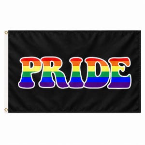 Peut inclure: Un drapeau rectangulaire noir portant le mot PRIDE en grandes lettres grasses de style bulle. Chaque lettre est remplie de bandes horizontales rouges, orange, jaunes, vertes, bleues et violettes, soulignées de blanc sur le fond noir.