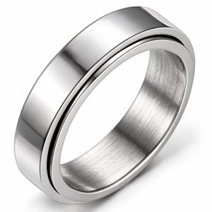 Op de afbeelding: Een zilverkleurige metalen spinnerring met een gladde, reflecterende buitenband die rond een binnenband met een geborstelde afwerking draait. De ring heeft een breed, plat profiel met strakke randen en een metaalachtige glans.