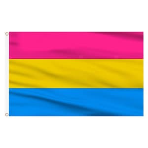 Op de afbeelding: Een rechthoekige vlag met drie horizontale banen van gelijke breedte. De bovenste baan is felroze, de middelste baan is goudgeel en de onderste baan is helder hemelsblauw. De stof vertoont subtiele plooien en is voorzien van metalen ringen.