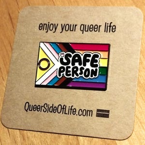 Progress Pride flag pin &quot;Safe Person&quot; with black background Queer - Gay - Ally - Intersex Inclusive