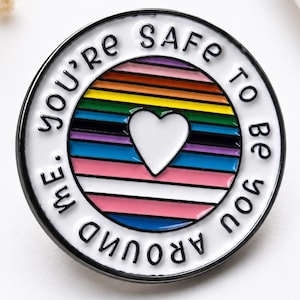 Runder Pin "you are safe to be you around me" - Metall und Emaille - mit schwarzem Hintergrund - Stecker - Anstecker - Queer - Gay - Ally