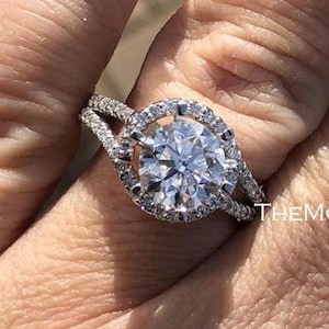 Anillo de compromiso con diamante de circonita cúbica de talla redonda de 2 quilates: anillo de halo con cuerpo dividido en plata de ley