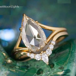 Anello nuziale con diamanti simulati taglio a rosa a pera, incastonato in oro giallo 14 carati su argento sterling