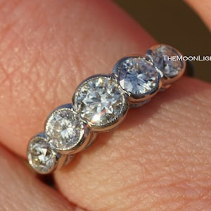 Anillo de plata de ley con cinco piedras: anillo de bisel con diamantes de circonita cúbica de corte redondo de 1,40 quilates