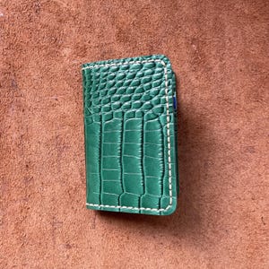 Cartera de piel de cocodrilo cosida a mano: verde esmeralda, diseño minimalista