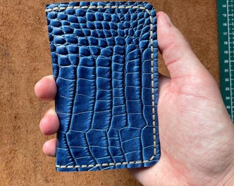 Portafoglio bifold in pelle fatto a mano: texture coccodrillo, design minimalista
