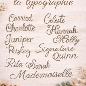 Puede incluir: Una muestra de tela beige con el texto bordado en marr&oacute;n Choix de la typographie seguido de una lista de nombres en varias fuentes cursivas que incluyen Carried, Celeste, Charlotte, Hannah, Juniper, Molly, Paisley, Signature, Quinn, Rita, Sarah y Mademoiselle.