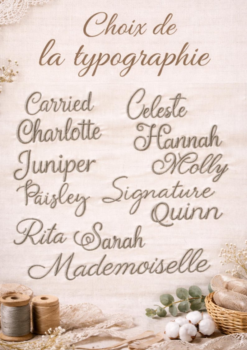 Puede incluir: Una muestra de tela beige con el texto bordado en marr&oacute;n Choix de la typographie seguido de una lista de nombres en varias fuentes cursivas que incluyen Carried, Celeste, Charlotte, Hannah, Juniper, Molly, Paisley, Signature, Quinn, Rita, Sarah y Mademoiselle.