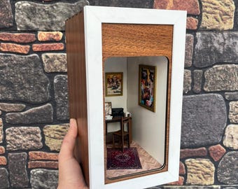 Miniaturowa diorama z kącikiem książkowym | Rama do regału na książki | Podświetlana diodami LED biblioteka | Dekoracja zasilana bateriami | Wyjątkowy prezent dla miłośników książek