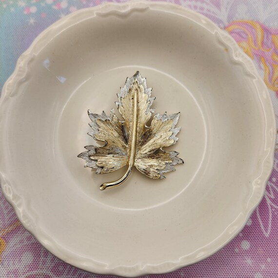 Vintage Sarah Coventry Textured Two-tone Leaf Bro… - image 1