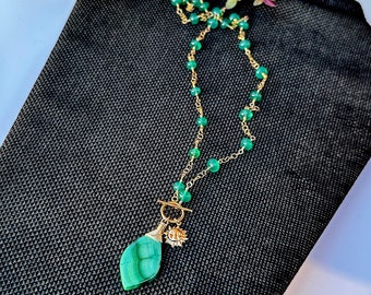 Collar estilo bohemio chapado en oro de 14k: cuentas de ónix verde, colgante de malaquita, dije de sol.