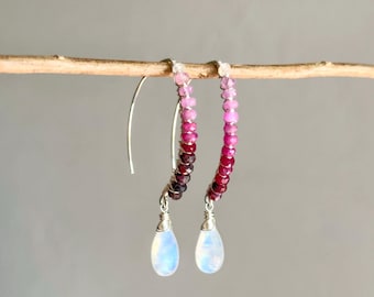 Pendientes de aro con diseño de rubí degradado y piedra lunar arcoíris, en plata de ley.