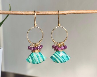 Pendientes de aro de amazonita y rubí: chapados en oro de 14k, hechos a mano.