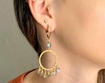 Pendientes colgantes de aro estilo boho chic hechos a mano con piedra preciosa labradorita, chapados en oro de 14k, cierre de palanca.