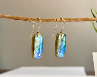 Pendientes de labradorita, pendientes de piedras preciosas chapados en oro de 14k, joyería boho con destellos azules