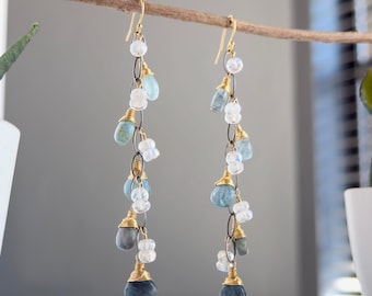 Pendientes colgantes hechos a mano de aguamarina y piedra lunar arcoíris, colgantes de piedras preciosas en oro laminado y plata de ley, joyería bohemia costera.