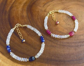 Pulsera AAA Rainbow Moonstone: chapada en oro de 14k, con detalles de zafiro azul o rosa.