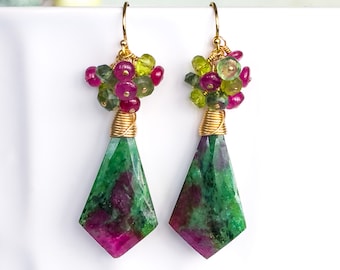 Pendientes de rubí y zoisita: zafiro rosa, peridoto y apatita, chapados en oro de 14k.
